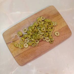 Легкий салат с огурцами и оливками