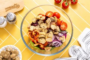 Салат с маринованными шампиньонами