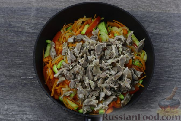 Салат из куриных желудков с кабачками и перцем