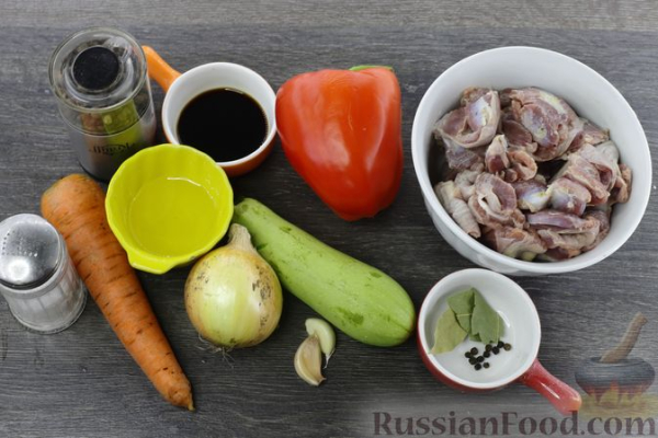 Салат из куриных желудков с кабачками и перцем
