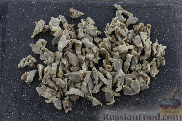 Салат из куриных желудков с кабачками и перцем