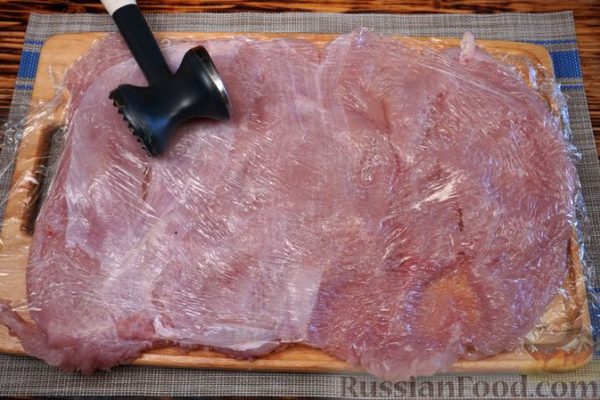 Рулет из индейки, с маслинами и маринованными огурцами