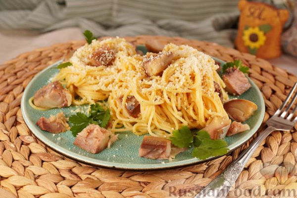 Карбонара с копчёной скумбрией и пармезаном