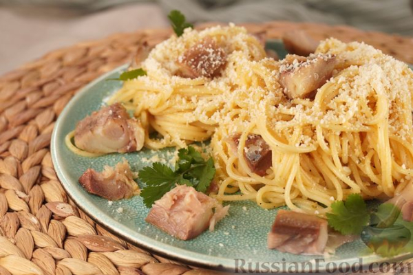 Карбонара с копчёной скумбрией и пармезаном