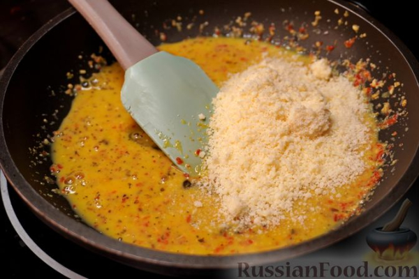 Карбонара с копчёной скумбрией и пармезаном