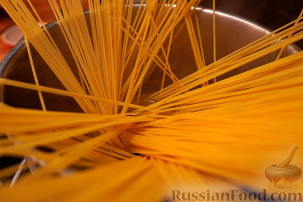 Карбонара с копчёной скумбрией и пармезаном