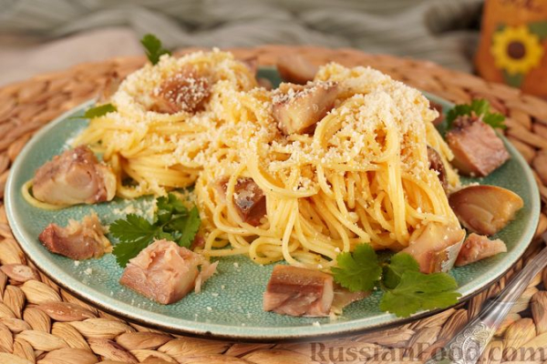 Карбонара с копчёной скумбрией и пармезаном