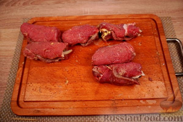 Мясные рулетики с беконом, маринованными огурцами и яйцами