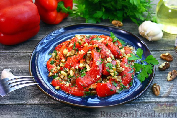 Печёный перец с чесноком, орехами и изюмом