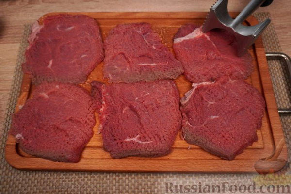 Мясные рулетики с беконом, маринованными огурцами и яйцами