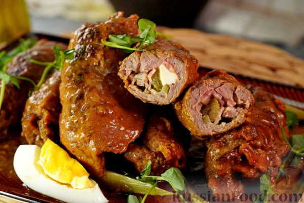 Мясные рулетики с беконом, маринованными огурцами и яйцами