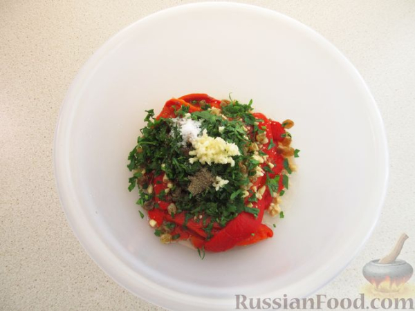Печёный перец с чесноком, орехами и изюмом