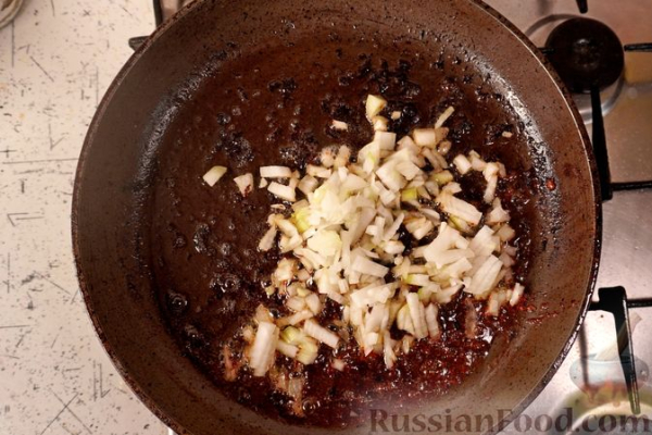 Мясные рулетики с беконом, маринованными огурцами и яйцами