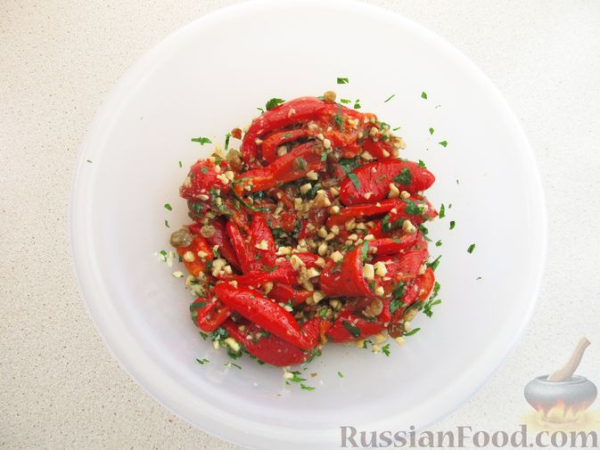 Печёный перец с чесноком, орехами и изюмом