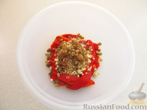 Печёный перец с чесноком, орехами и изюмом