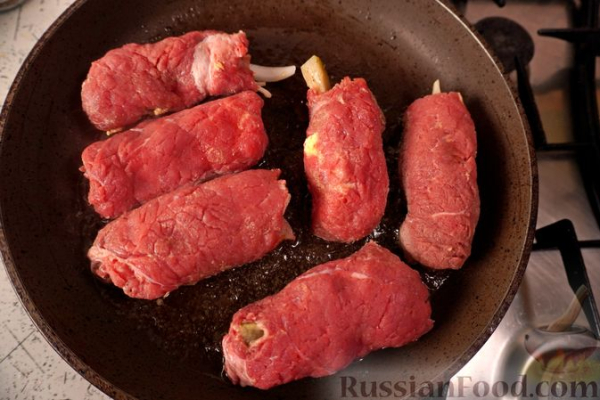 Мясные рулетики с беконом, маринованными огурцами и яйцами