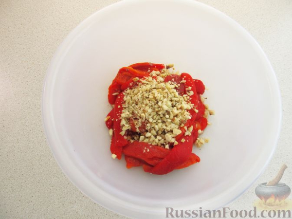 Печёный перец с чесноком, орехами и изюмом