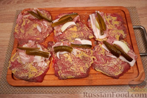 Мясные рулетики с беконом, маринованными огурцами и яйцами