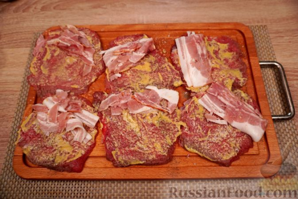 Мясные рулетики с беконом, маринованными огурцами и яйцами