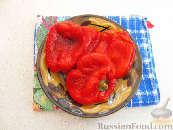 Печёный перец с чесноком, орехами и изюмом