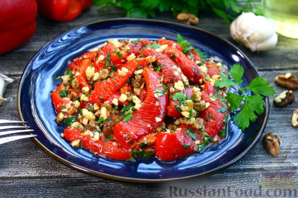 Печёный перец с чесноком, орехами и изюмом