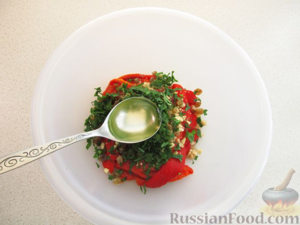 Печёный перец с чесноком, орехами и изюмом