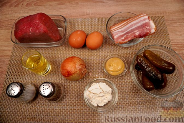 Мясные рулетики с беконом, маринованными огурцами и яйцами