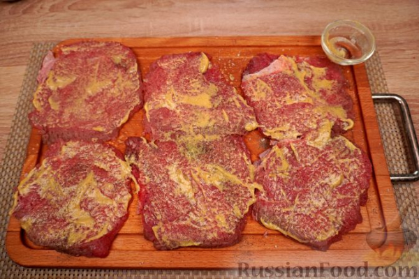 Мясные рулетики с беконом, маринованными огурцами и яйцами