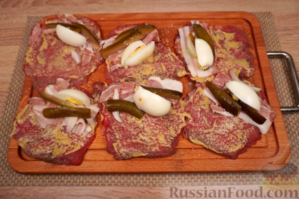 Мясные рулетики с беконом, маринованными огурцами и яйцами