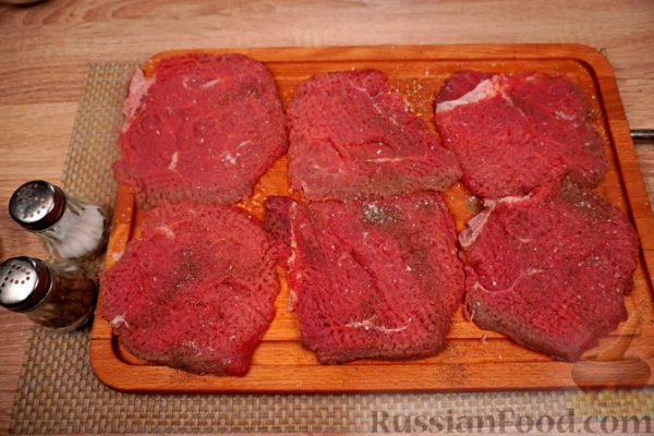 Мясные рулетики с беконом, маринованными огурцами и яйцами