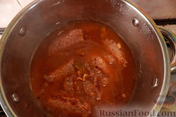 Мясные рулетики с беконом, маринованными огурцами и яйцами