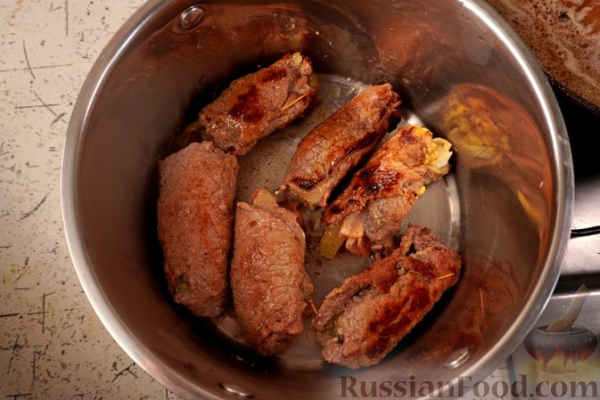 Мясные рулетики с беконом, маринованными огурцами и яйцами