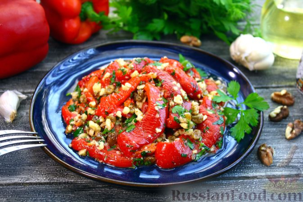 Печёный перец с чесноком, орехами и изюмом