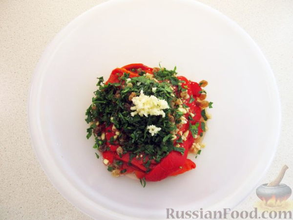 Печёный перец с чесноком, орехами и изюмом