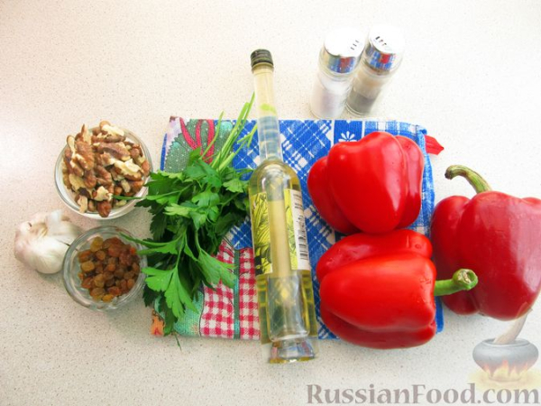Печёный перец с чесноком, орехами и изюмом