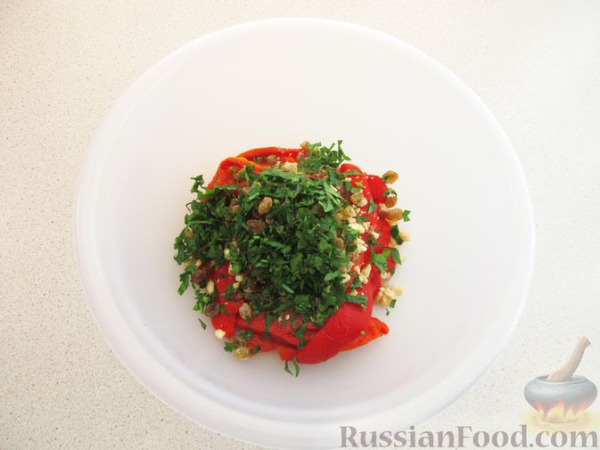 Печёный перец с чесноком, орехами и изюмом