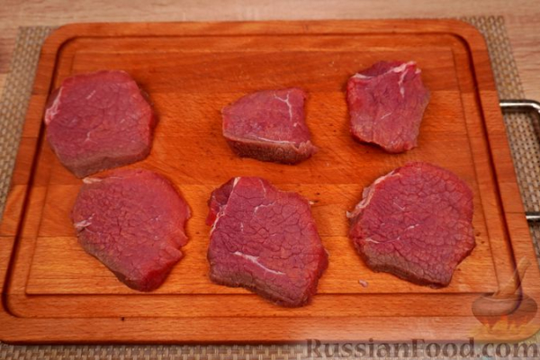 Мясные рулетики с беконом, маринованными огурцами и яйцами