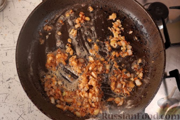 Мясные рулетики с беконом, маринованными огурцами и яйцами