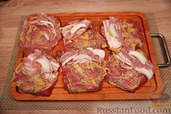 Мясные рулетики с беконом, маринованными огурцами и яйцами