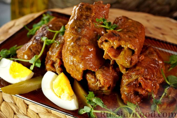 Мясные рулетики с беконом, маринованными огурцами и яйцами