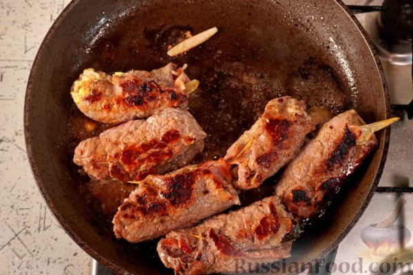 Мясные рулетики с беконом, маринованными огурцами и яйцами
