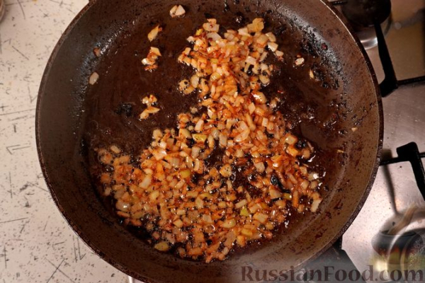 Мясные рулетики с беконом, маринованными огурцами и яйцами