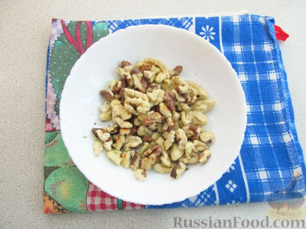 Печёный перец с чесноком, орехами и изюмом