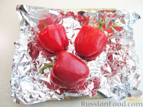 Печёный перец с чесноком, орехами и изюмом