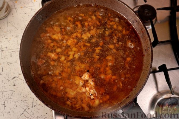 Мясные рулетики с беконом, маринованными огурцами и яйцами