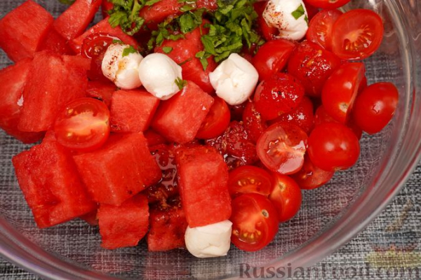 Арбузно-помидорный салат с моцареллой