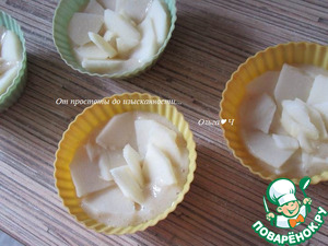 Слоёный манник с яблоками