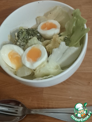 Брокколи в соусе коронэйшн с яйцами