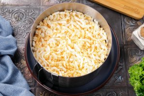 Салат с сайрой и рисом