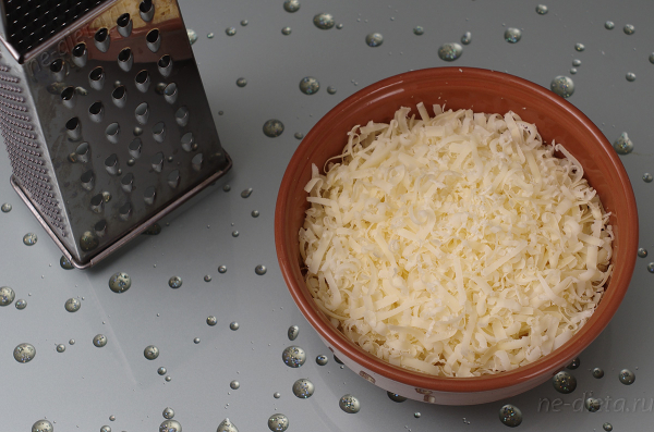 Салат из фасоли с сыром и сухариками